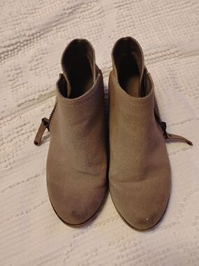 "No Call" brand girls' brown ankle boots in a size 1M (Little Girl).